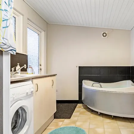 Semesterbostad Lovely In With Sauna